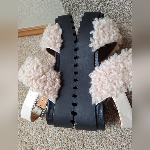 Urban Outfitters Lexi Faux Sherpa Sandal Cream/Black Open Toe Womens Size 10 - Picture 7 of 8